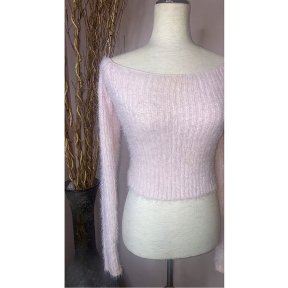 🚫SOLD🚫NWOT Windsor off the shoulder eyelash/ fuzzy knit cropped  sweater sz M - Picture 6 of 10